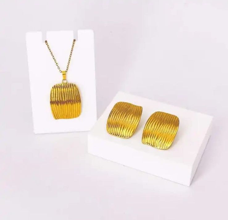 Elegant Textured Gold-Tone Pendant Set with Statement Earrings – A perfect blend of modern design and timeless charm