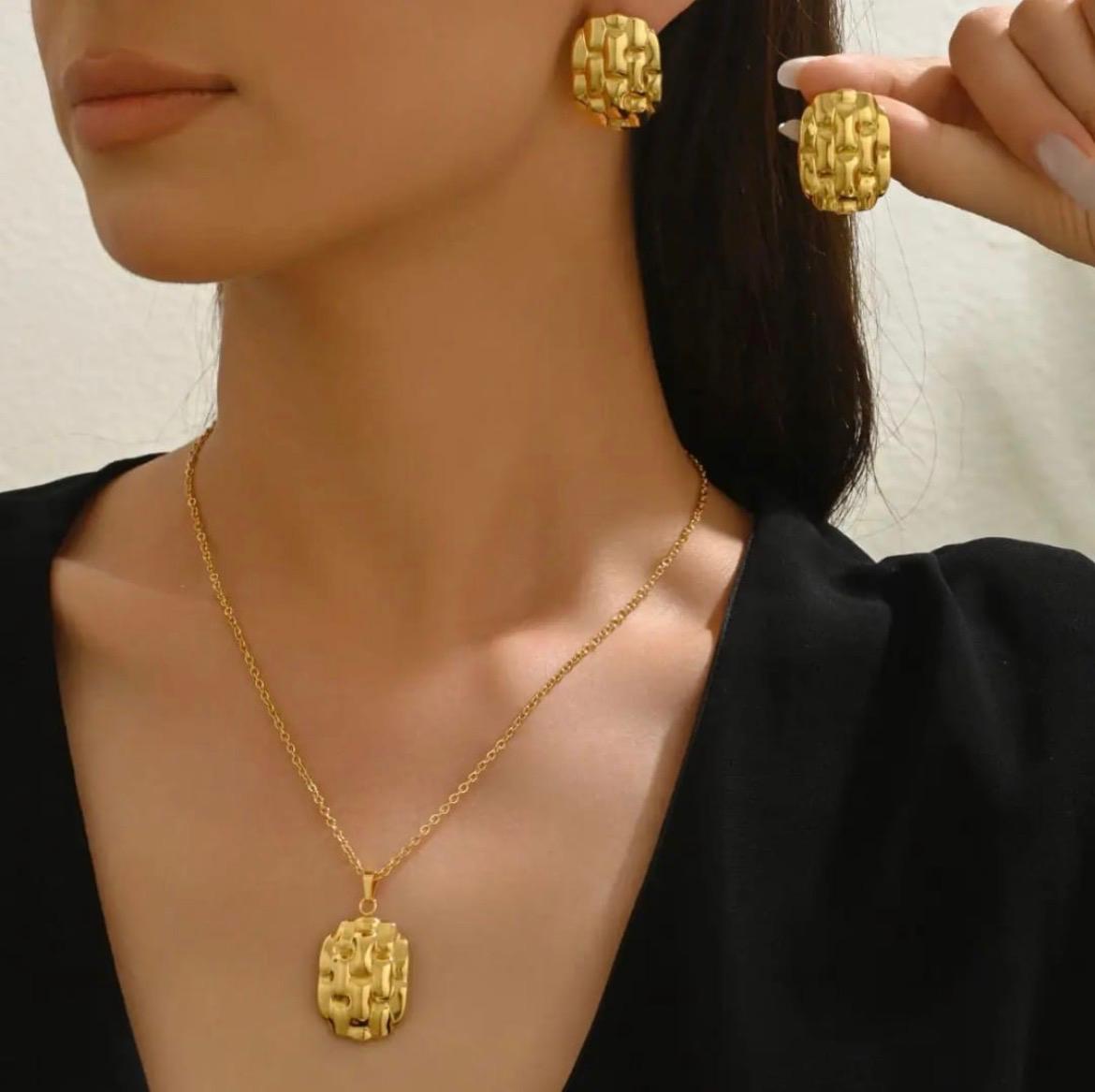 ✨ Gold Chunky Pendant Necklace with Matching Earrings Set